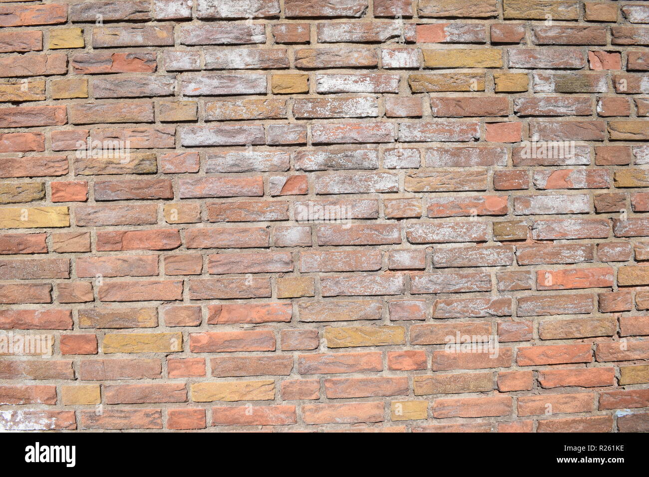 Viejo muro de ladrillo rojo mostrando signos de la edad y la decadencia mortero. Foto de stock