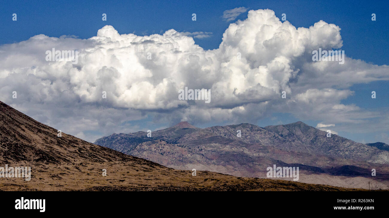 Esta es una foto de unas montañas que tiene algunas nubes flotando sobre  ellas Fotografía de stock - Alamy