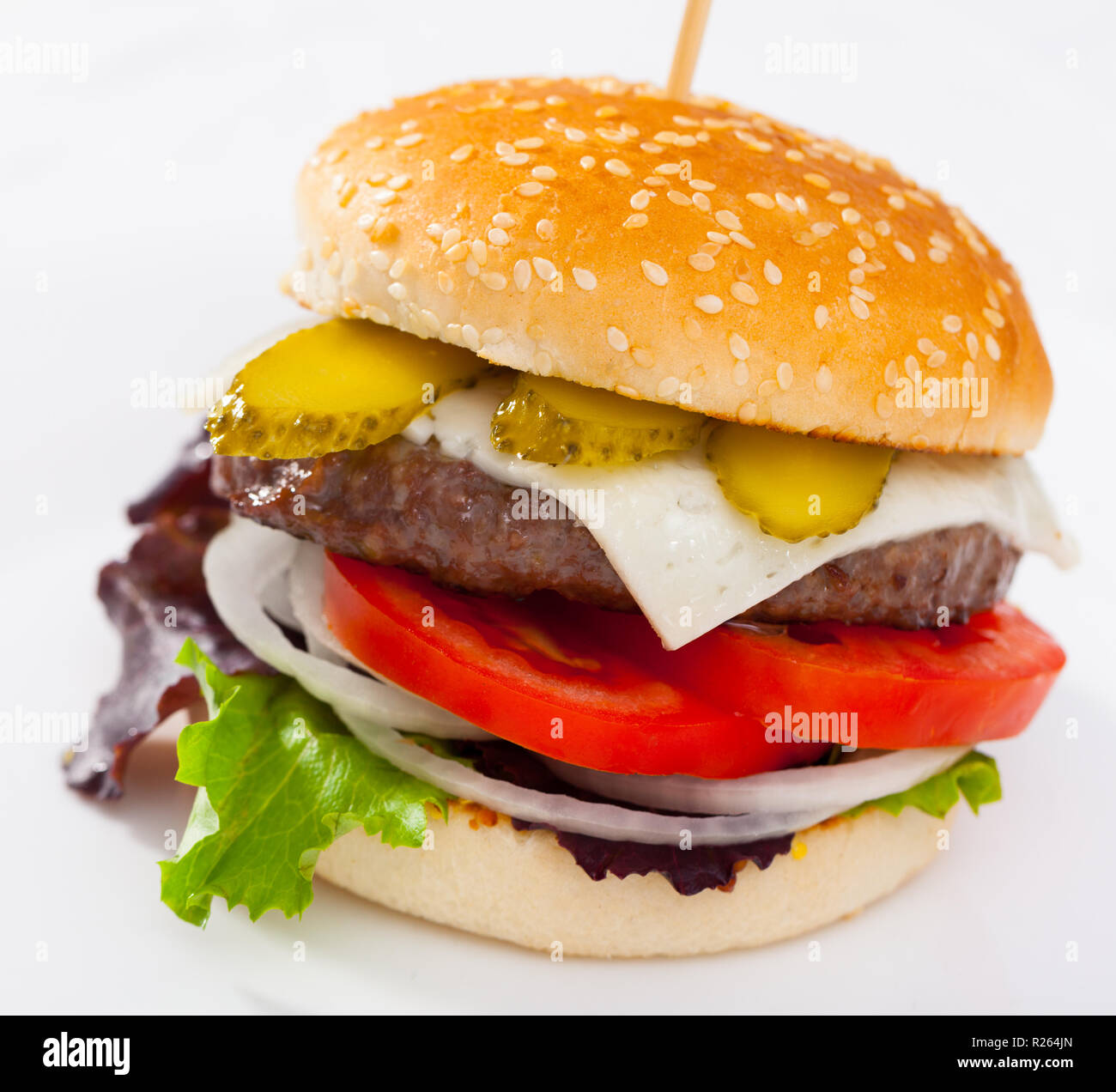 La hamburguesa es sabroso en la placa en la cocina del restaurante. Foto de stock