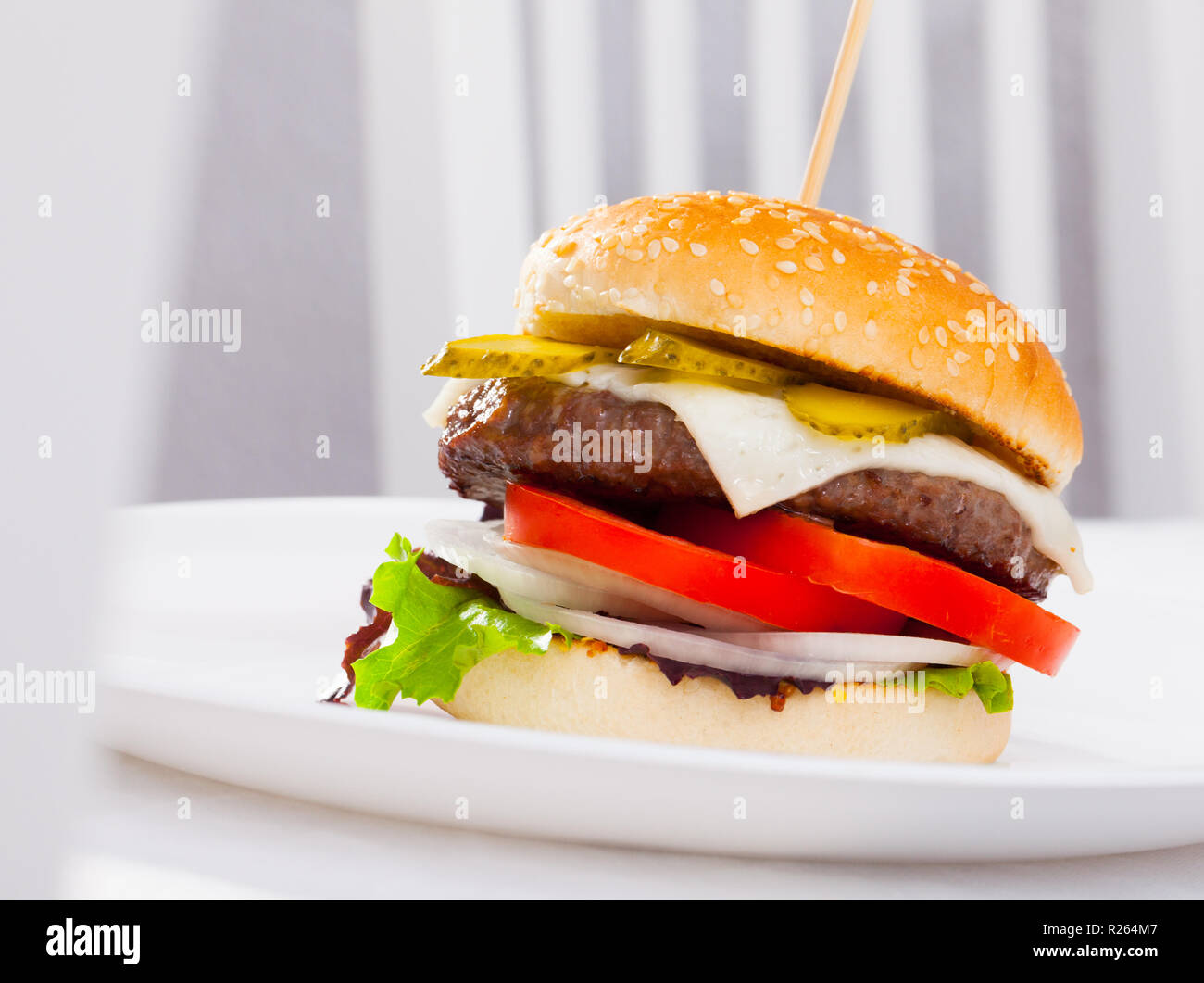 La hamburguesa es sabroso en la placa en la cocina del restaurante. Foto de stock