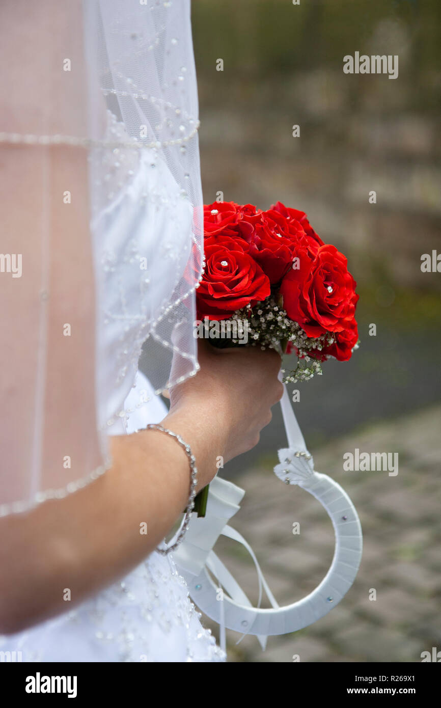 Novia Vestido Blanco Llevar Bouquet Rojo Y Blanco De Herradura Fotografia De Stock Alamy