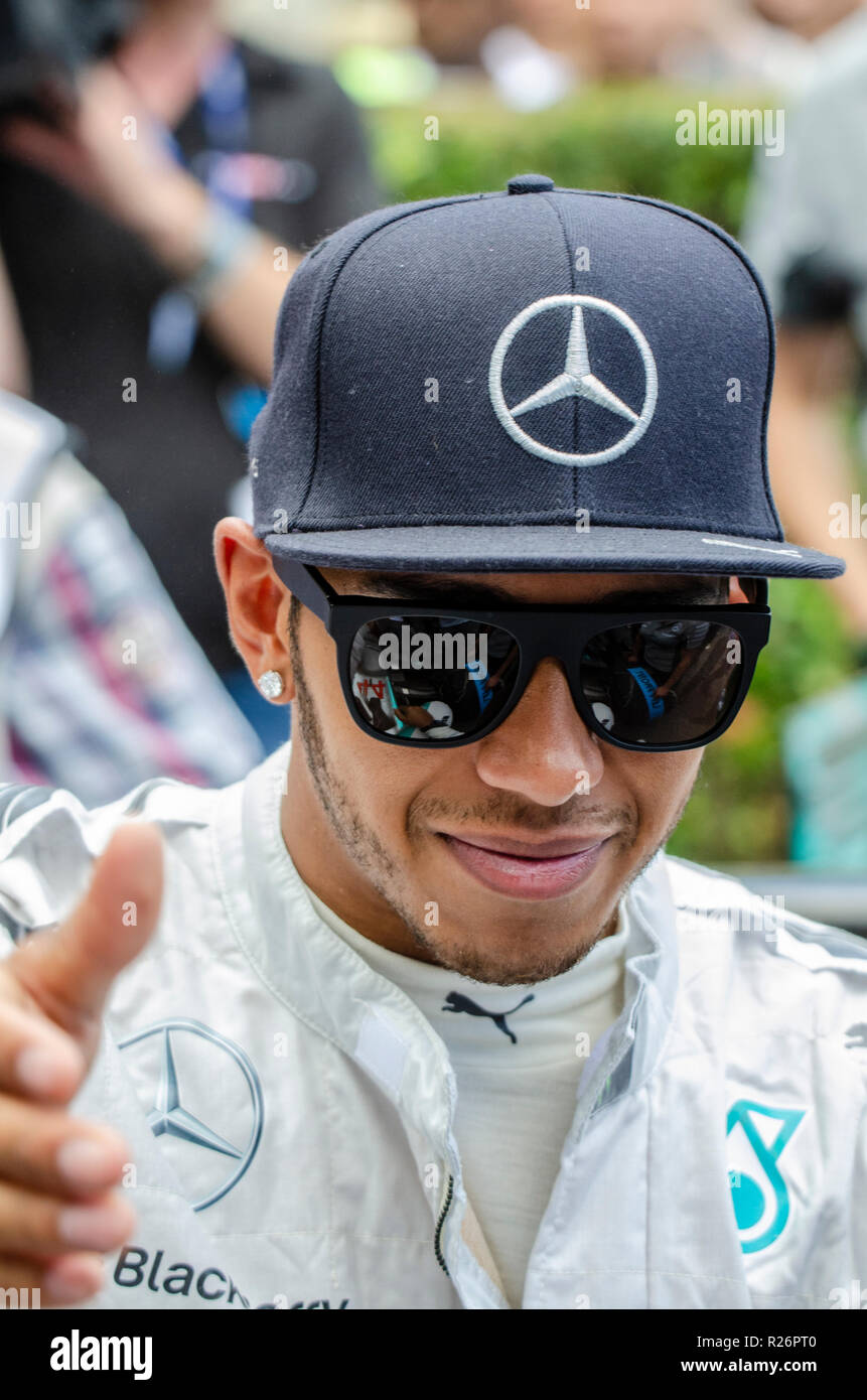 Lewis Hamilton, Mercedes Grand Prix de Fórmula 1 Piloto de carreras.  Campeón del Mundo de F1 racing motor conductor en Mercedes raza mono y gorra,  sombrero Fotografía de stock - Alamy