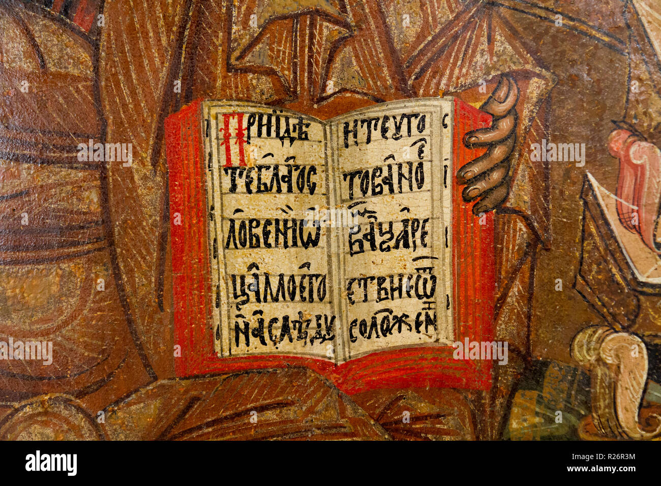 Una Biblia abierta con una cita en griego de las Escrituras. Jesucristo está celebrando el libro. Foto de stock