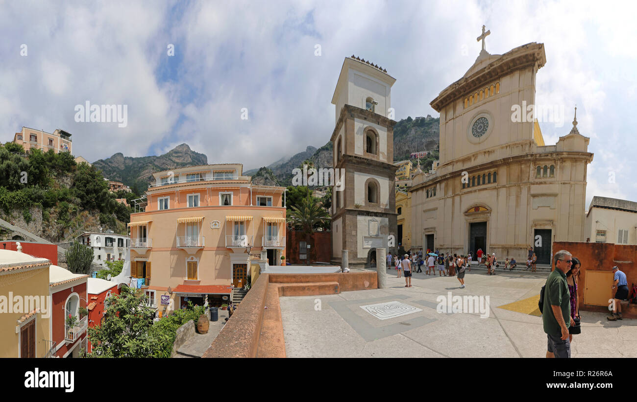En Positano, Italia - Junio 28, 2014: Santa Maria Assunta iglesia y campanario en Positano, Italia. Foto de stock