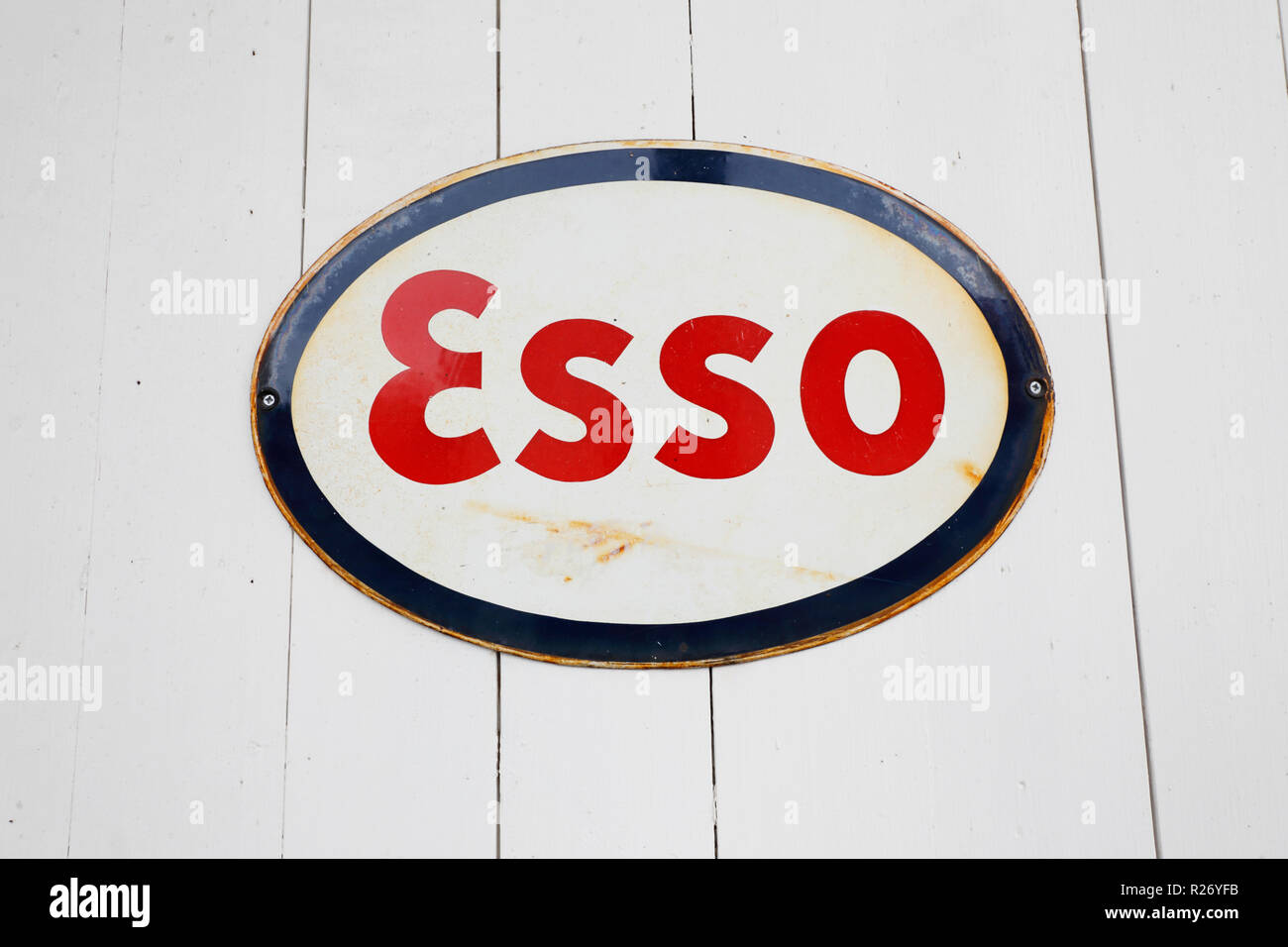 Lugner, Suecia - Julio 9, 2018: el antiguo logotipo de marca de gasolina Esso cartel en una pared de madera. Foto de stock