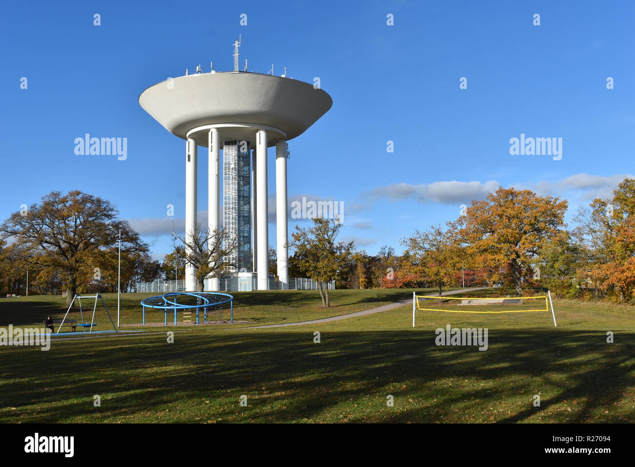 Torre de agua con forma de OVNI en Kalmar Foto de stock
