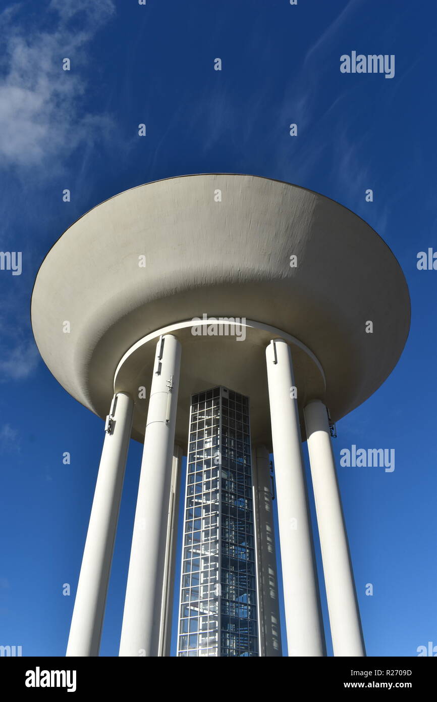 Torre de agua con forma de OVNI en Kalmar Foto de stock