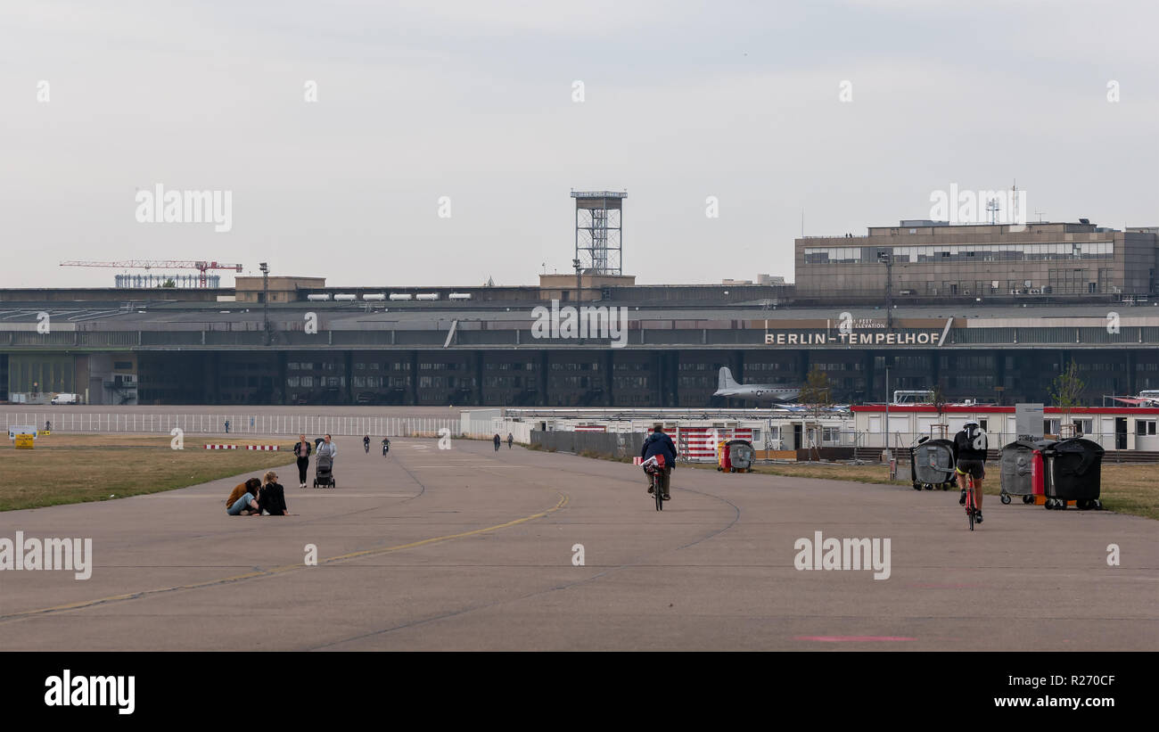 BERLIN, ALEMANIA - 10 de octubre de 2018: los antiguos edificios terminales en público City Park TEMPELHOFER FELD, el antiguo aeropuerto de Tempelhof en Berlín, Alemania Foto de stock