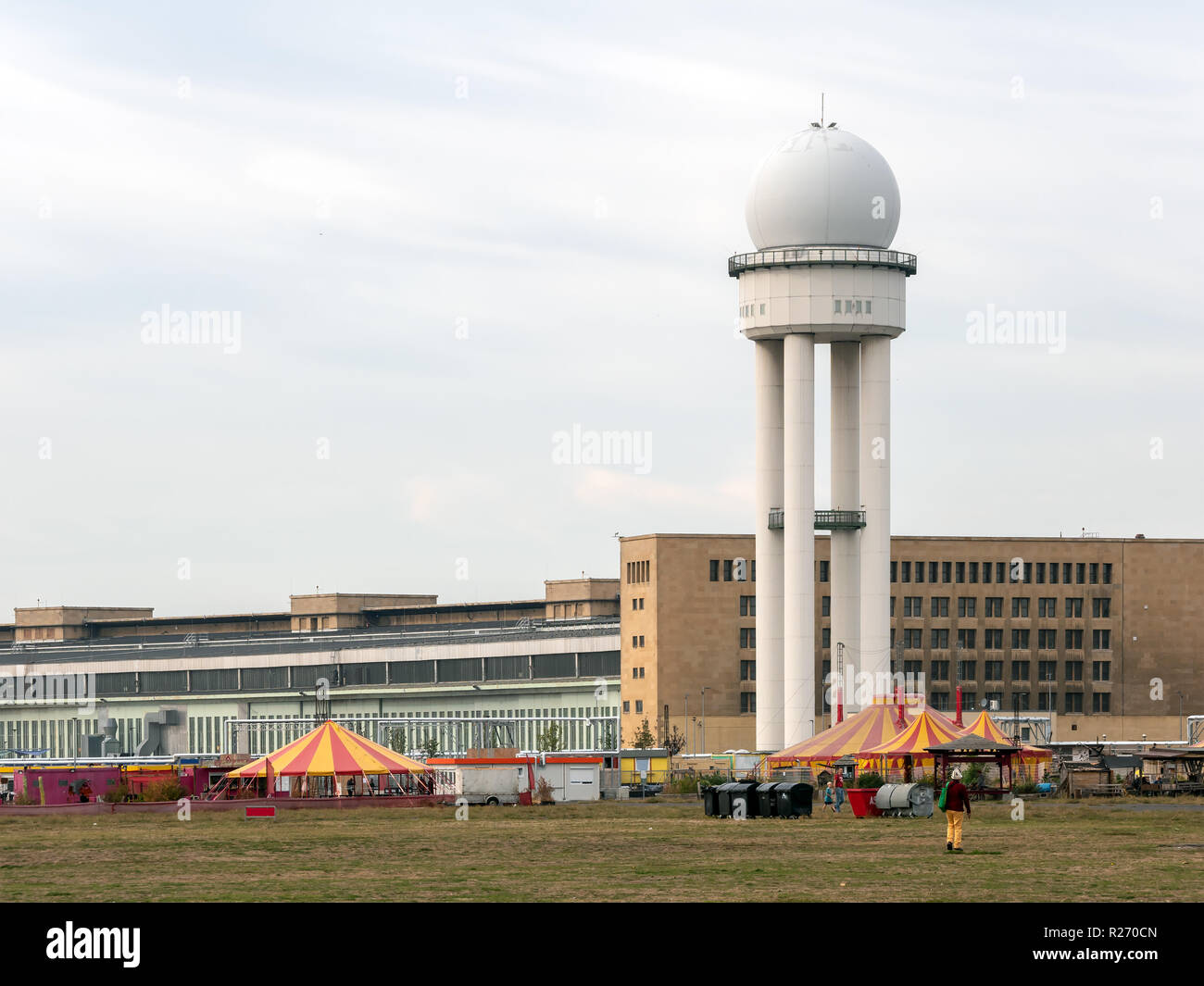 Berlín, Alemania - 10 de octubre, 2018: PVP 117 torre de radar en público City Park TEMPELHOFER FELD, el antiguo aeropuerto de Tempelhof en Berlín, Alemania Foto de stock