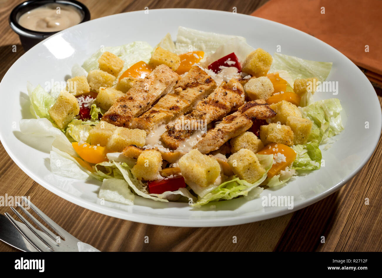 Toss juntos el pepino, el tomate, la cebolla, el pimiento, el rábano, la jicama y lechuga en una gran ensaladera. Bata el ajo, el jugo de limón, aceite de oliva oi Foto de stock