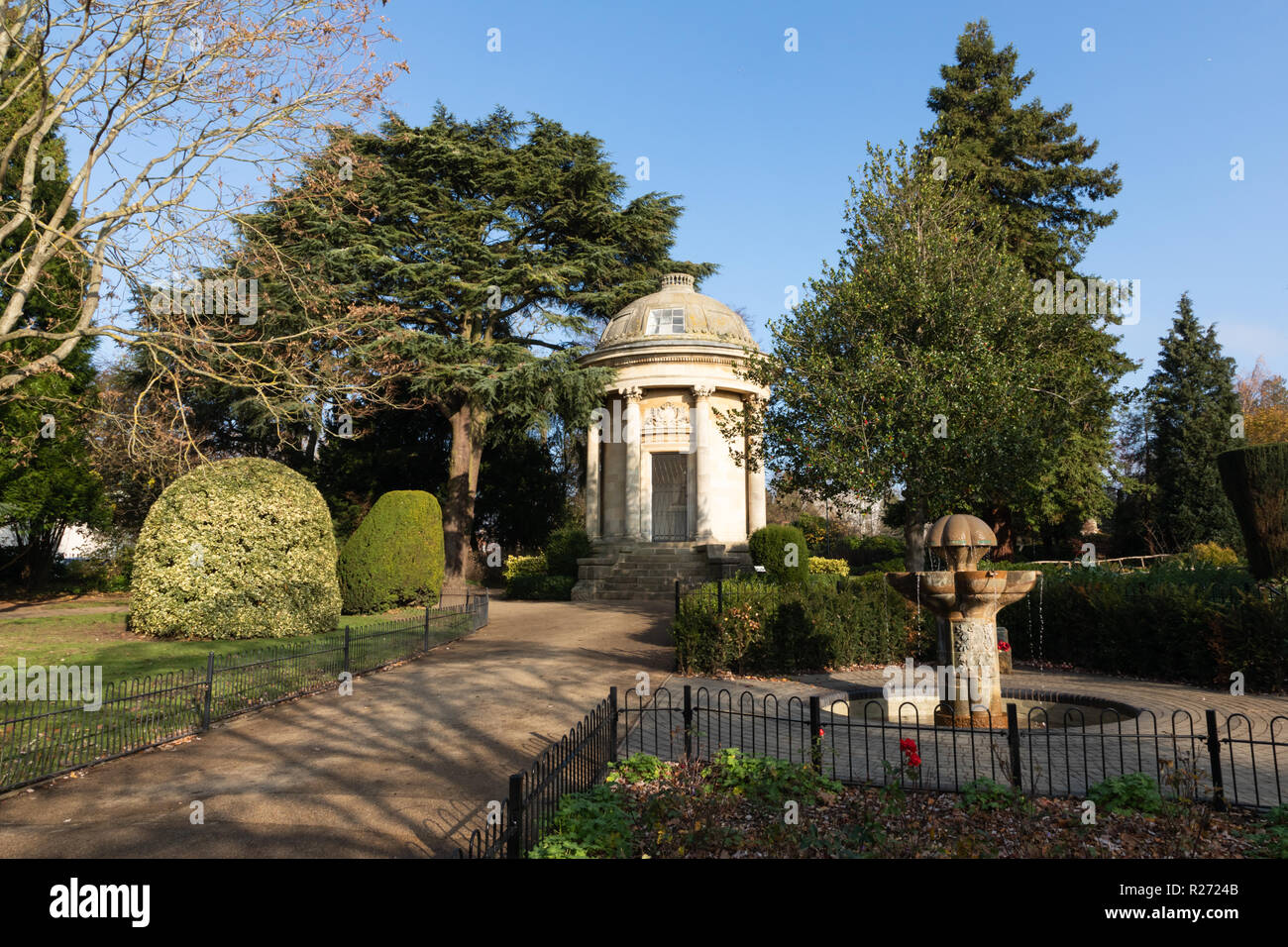 En Leamington Spa, Warwickshire: Jephson jardines. Fuente conmemorativa de Checoslovaquia en primer plano, detrás el Grado II figuran Jephson Memorial. Foto de stock