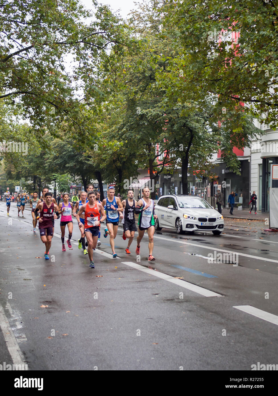 Runners at berlin marathon fotografías e imágenes de alta resolución - Alamy