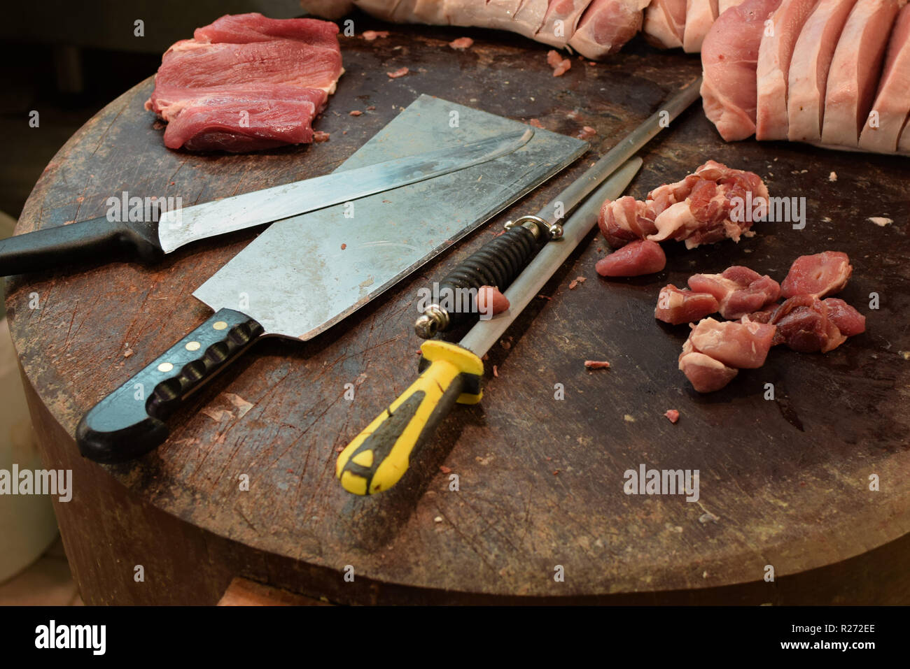 Bloque de carnicero mesa de madera con carne cleaver y cuchilla de acero  bruñido. Cortar los filetes sobre una tabla de cortar Fotografía de stock -  Alamy
