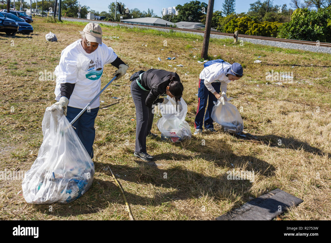 Persona recogiendo basura fotografías e imágenes de alta resolución