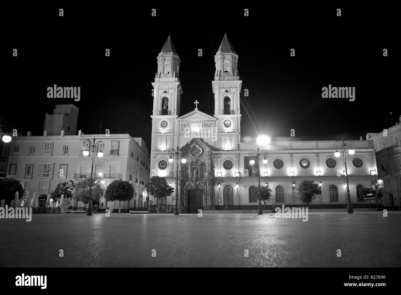 Plaza de San Antonio y la iglesia, Cádiz es, en muchos aspectos, una típica ciudad andaluza. Foto de stock