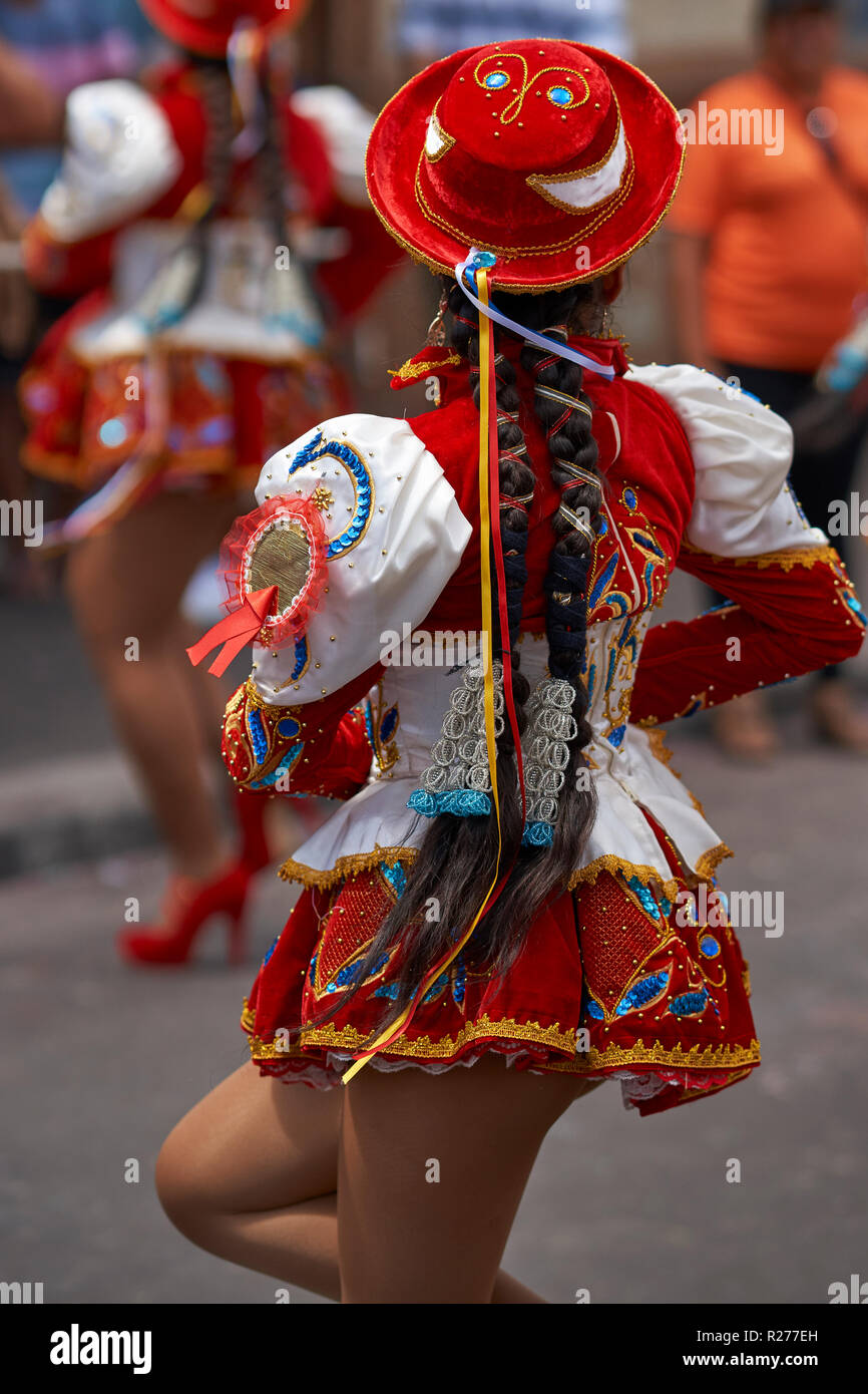 Caporales bailarines en traje rojo y blanco adornados de realizar en el  anual Carnaval Andino con la fuerza del sol en Arica, Chile Fotografía de  stock - Alamy