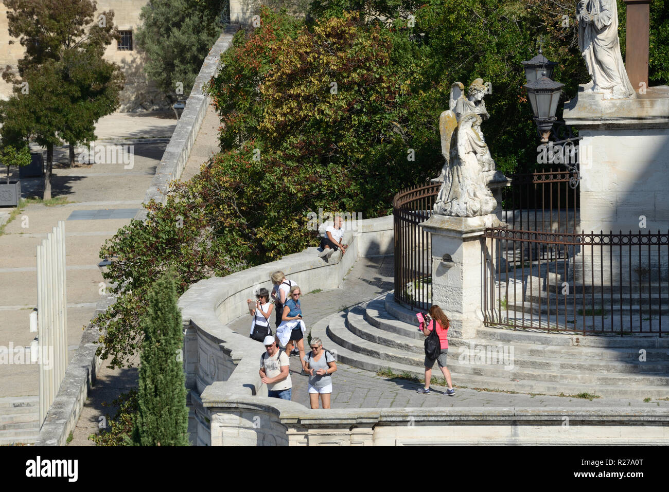 Los turistas se reúnen en el punto de vista del estilo barroco o dan por debajo de la iglesia de Notre-Dame des Doms Avignon Provence Francia Foto de stock