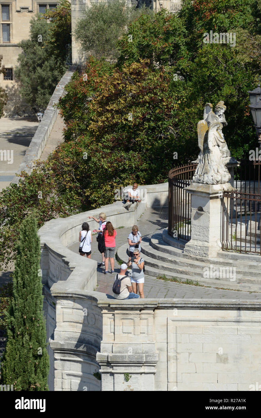 Los turistas se reúnen en el punto de vista del estilo barroco o dan por debajo de la iglesia de Notre-Dame des Doms Avignon Provence Francia Foto de stock