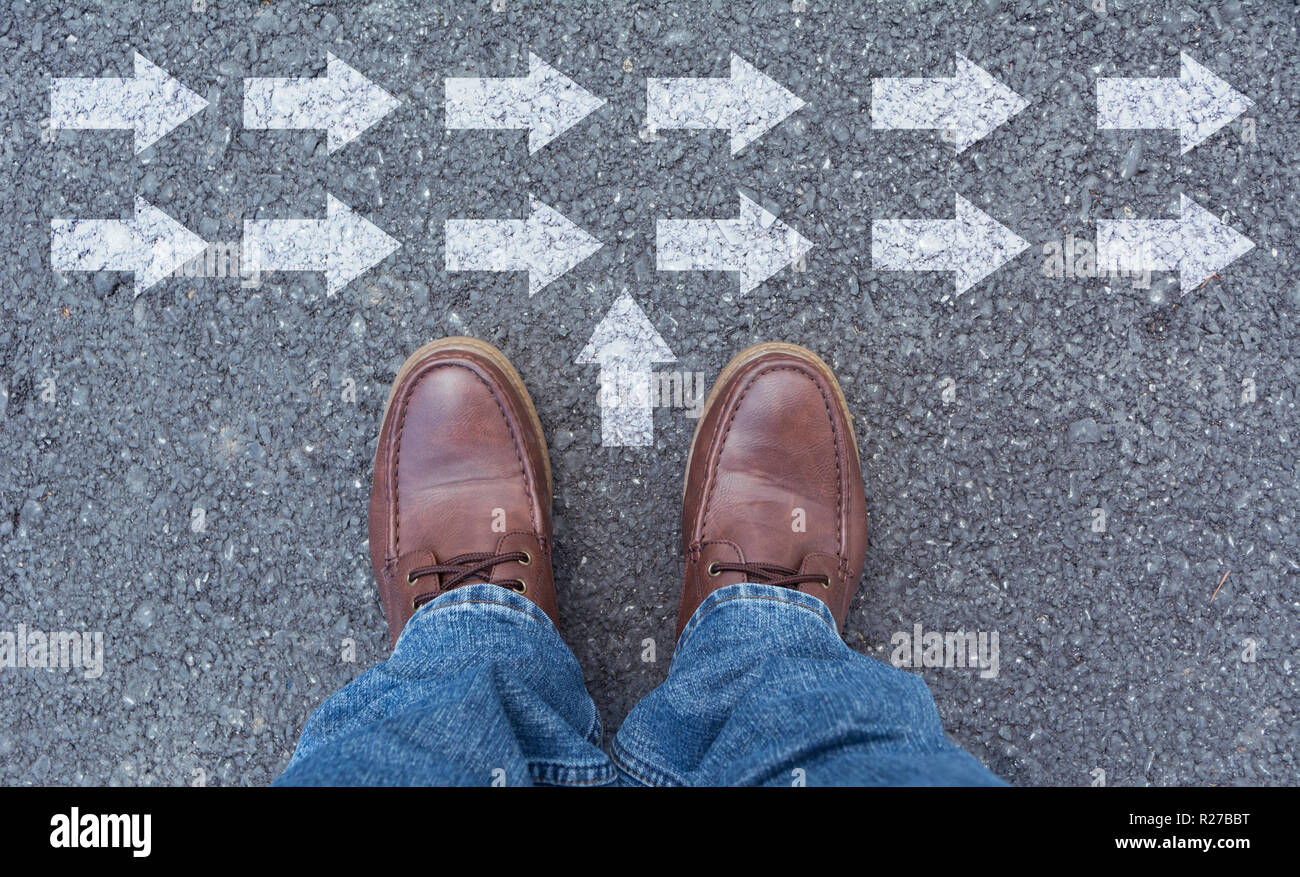 Eligiendo el camino correcto fotografías e imágenes de alta resolución