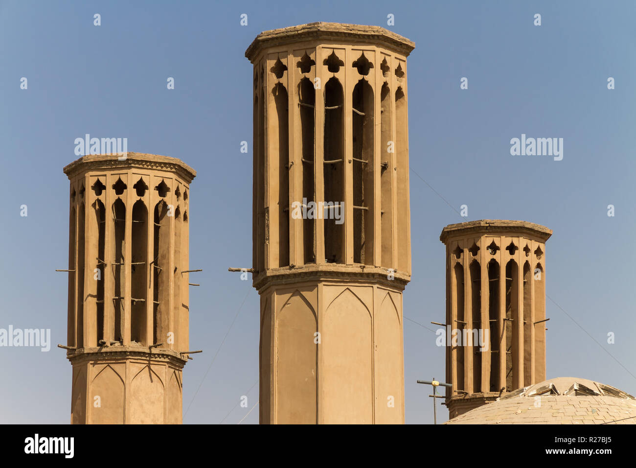 Badgirs icónica, la azotea de refrigeración windtowers ciudad del desierto de Yazd, Irán. Foto de stock