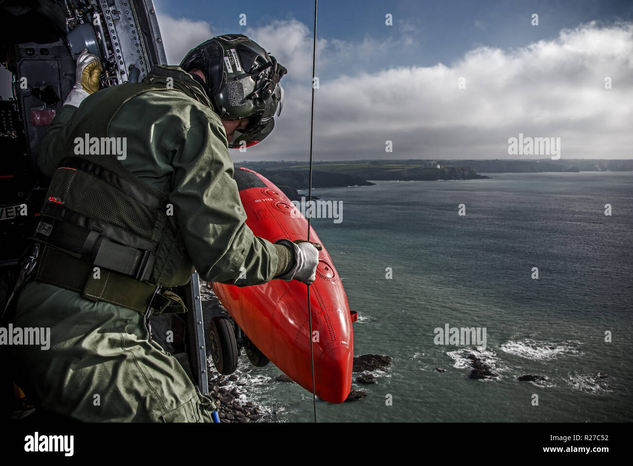 Búsqueda y Rescate de la Marina Real de RNAS Culdrose operativo en una misión de adiestramiento a lo largo de la costa de Cornwall. Foto de stock