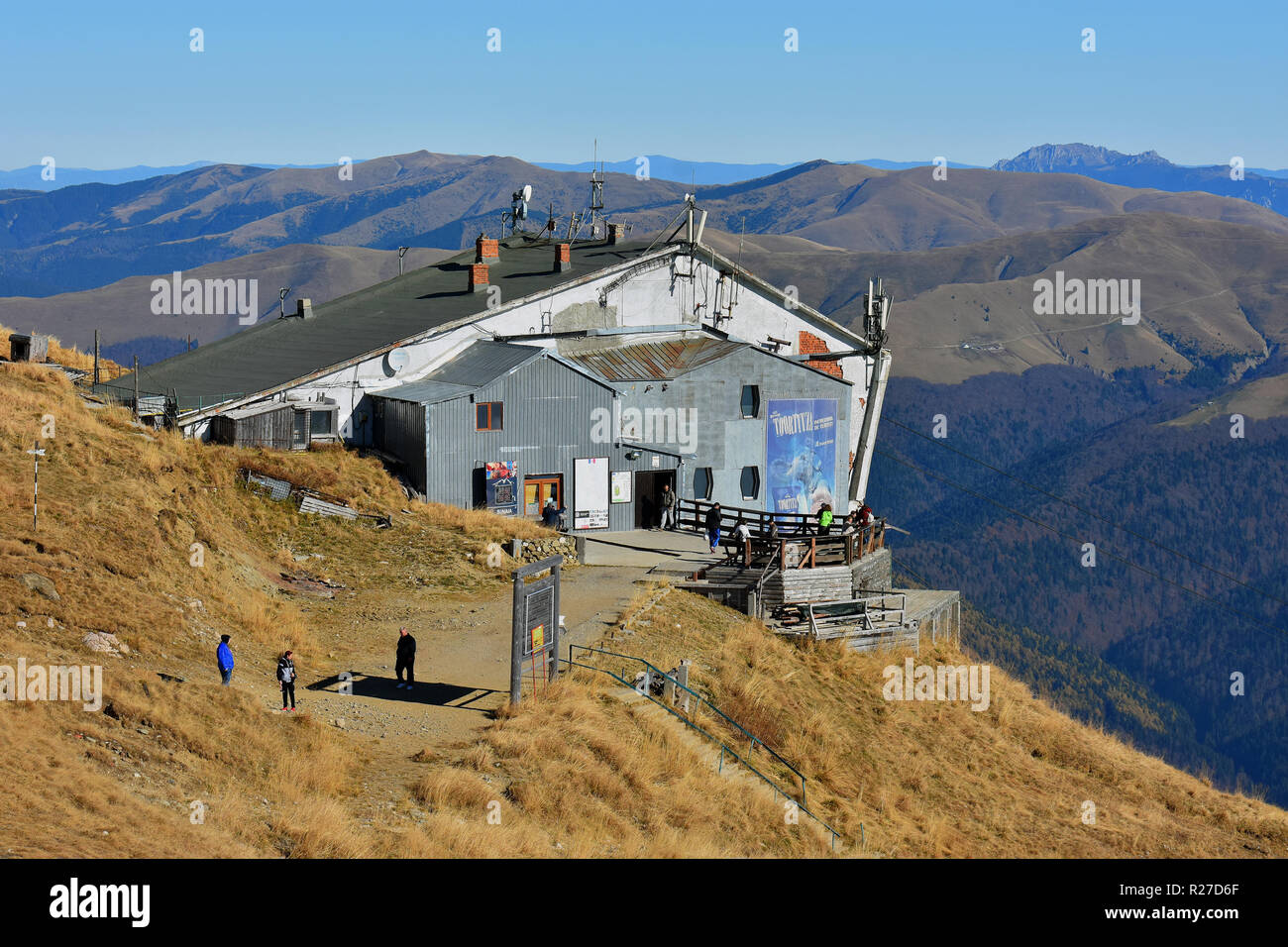 COTA 2000, Sinaia, Rumania - 8 de noviembre de 2018. Cota 2000 con cable y  estación teleferic cabaña en las montañas de Bucegi, Sinaia, Rumania  Fotografía de stock - Alamy