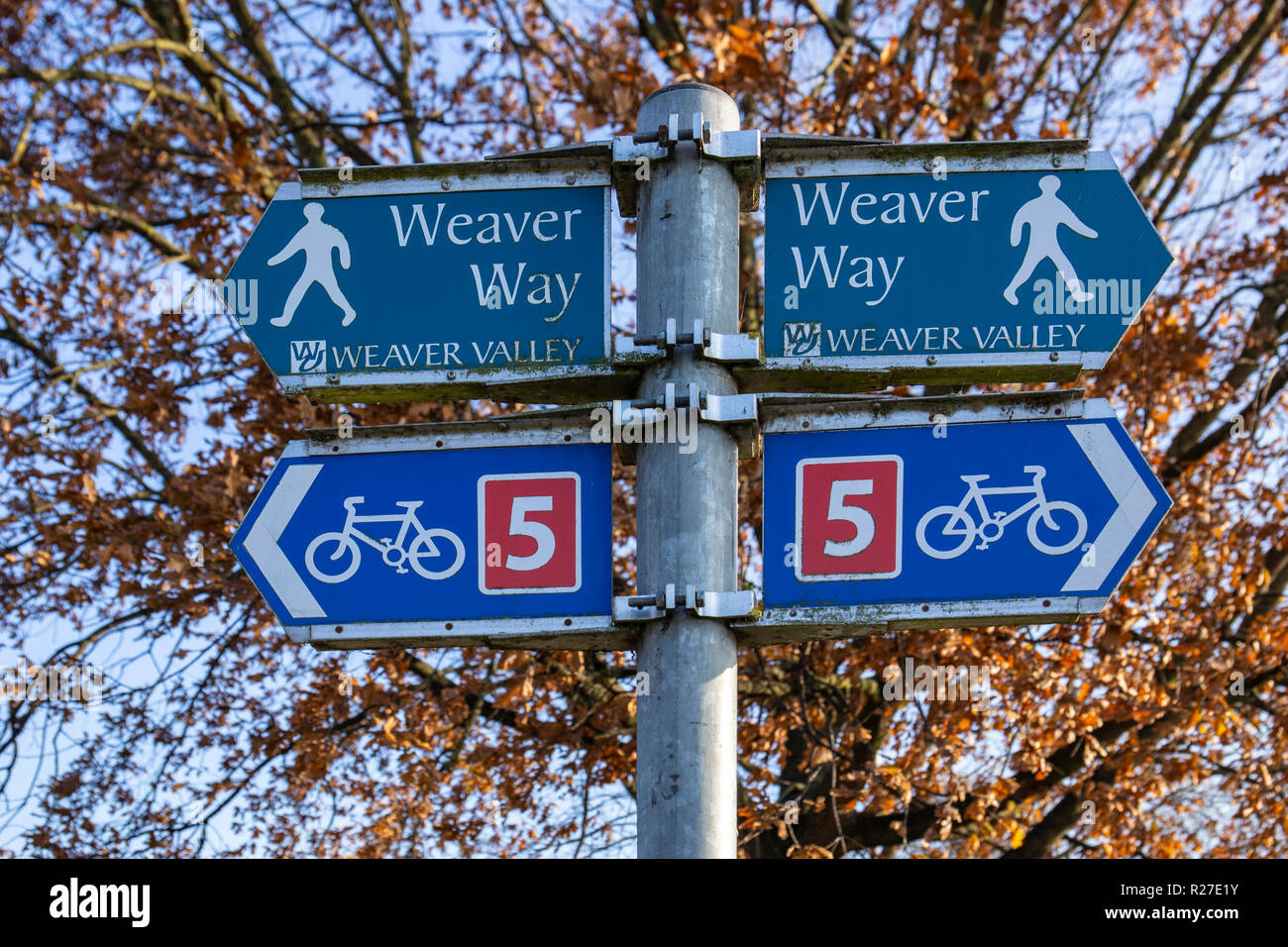 Weaver señal post en bicicleta Ruta 5 en Winsford Cheshire UK Foto de stock