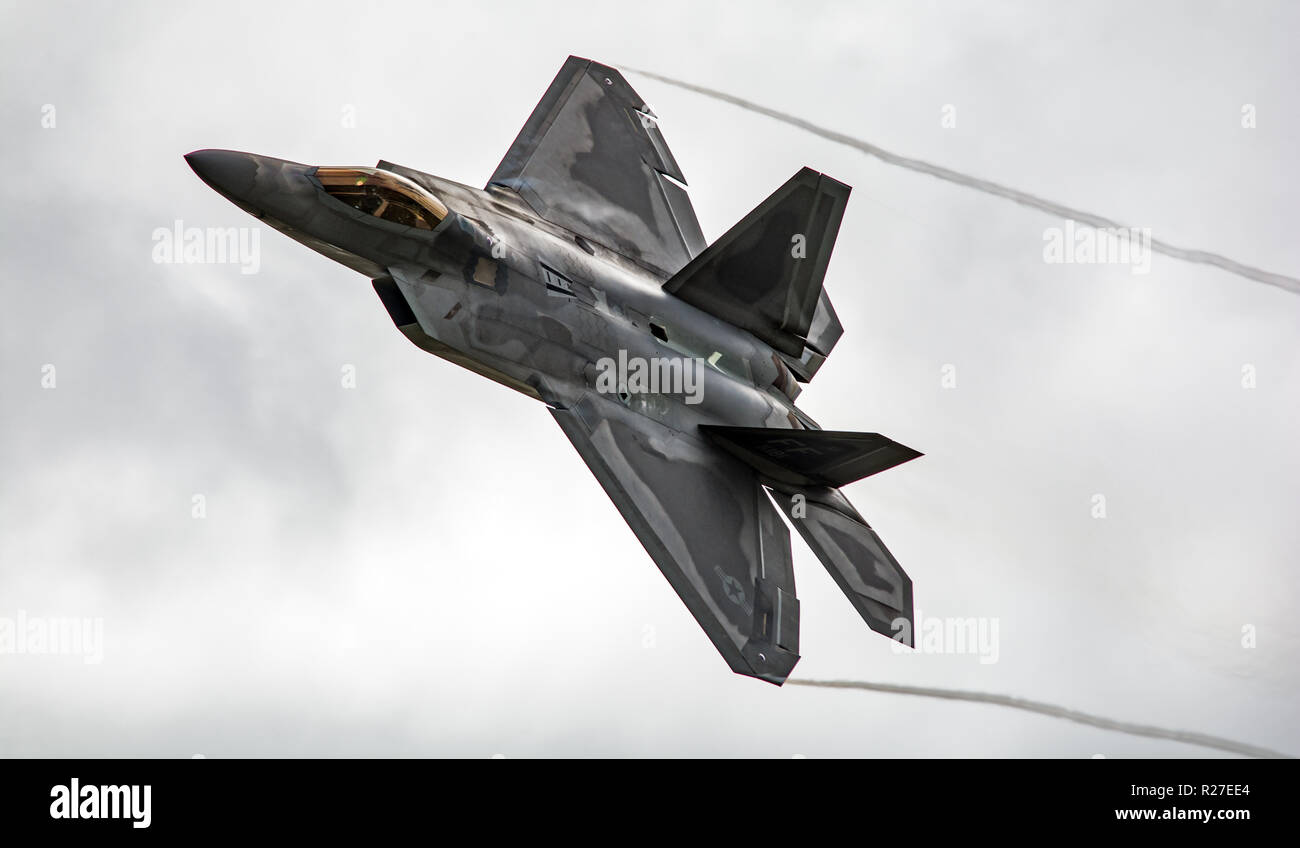 F-22 Raptor volando Foto de stock