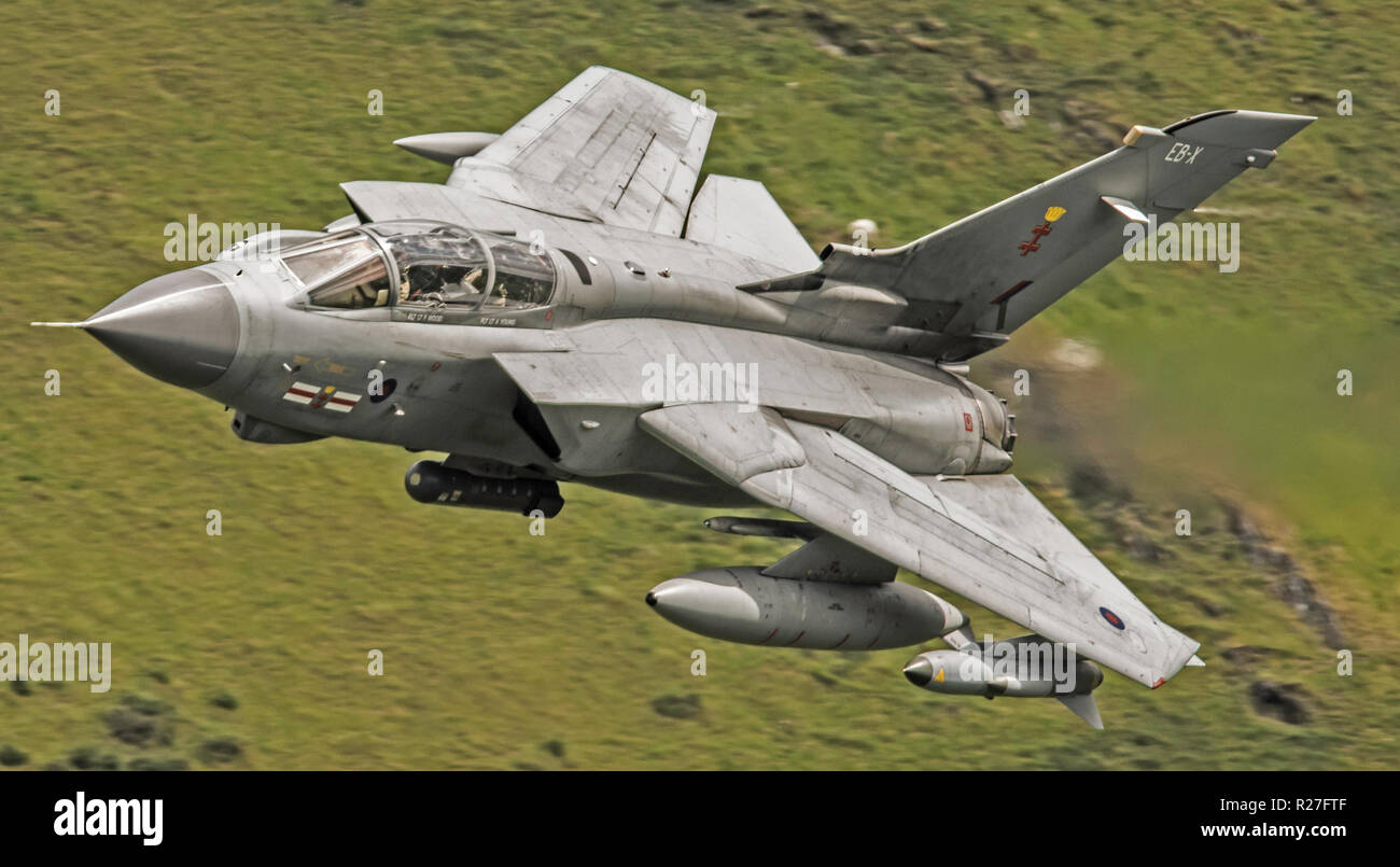 Royal Air Force Tornado GR4 de la RAF en una misión de entrenamiento de bajo nivel. Foto de stock