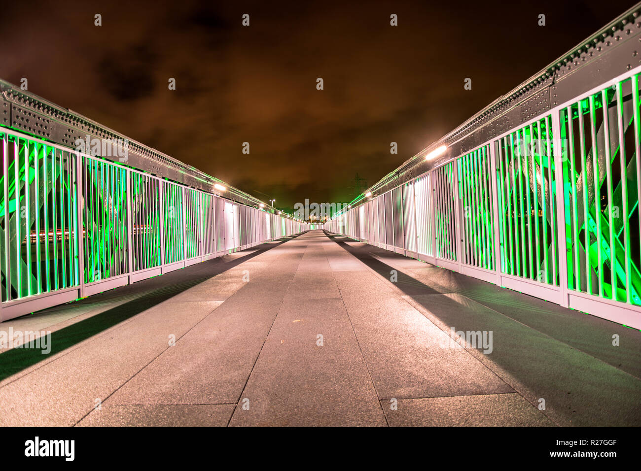 Colorido puente sobre el agua Foto de stock