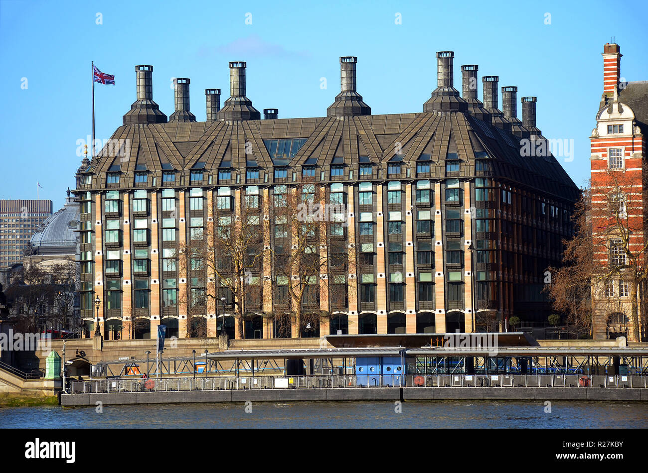Londres, Reino Unido, 25 de febrero de 2018 Portcullis House en Westminster Bridge junto a las Casas del Parlamento. Proporciona oficinas para 213 miembros de parliame Foto de stock