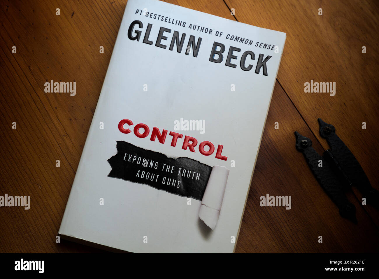 Cubierta de libro para 'Control: Exponer la verdad acerca de las pistolas' por Glenn Beck. Foto de stock