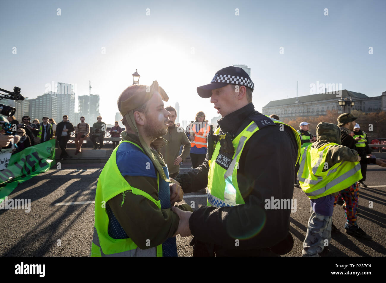 Londres, Reino Unido. 17 noviembre, 2018. Los ambientalistas de la extinción rebelión bloque puente de Lambeth, uno de los cinco puentes bloqueados en el centro de Londres, como parte de un evento del Día de la rebelión para resaltar "criminal la inacción frente a la catástrofe del cambio climático y el colapso ecológico" por el Gobierno del Reino Unido como parte de un programa de desobediencia civil durante la cual decenas de activistas han sido arrestados. Crédito: Guy Corbishley/Alamy Live News Foto de stock