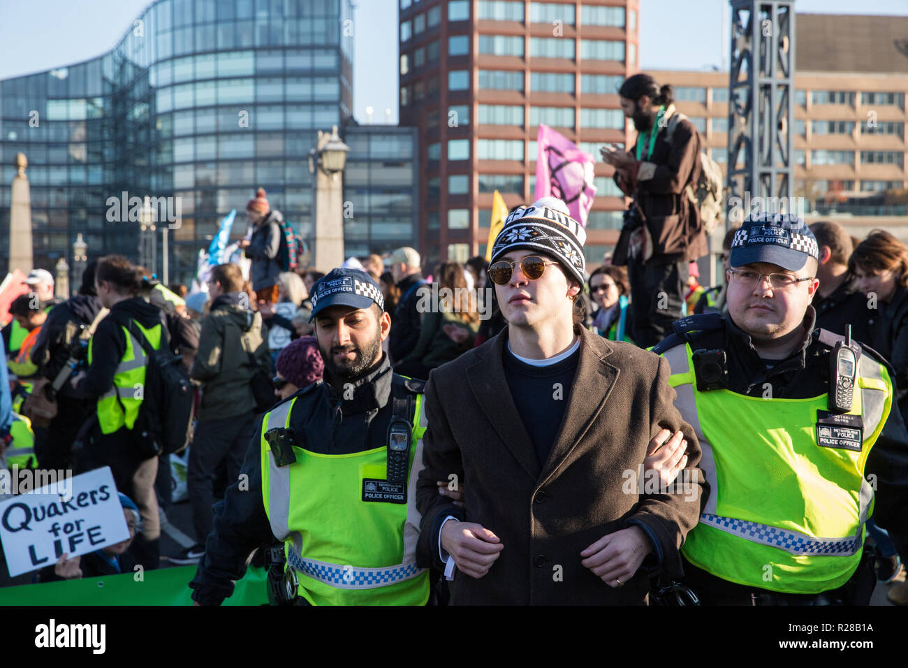 Londres, Reino Unido. 17 noviembre, 2018. La policía arresto a un hombre después de activistas ambientales de la extinción rebelión bloqueado el puente de Lambeth, uno de los cinco puentes bloqueados en el centro de Londres, como parte de un evento del Día de la rebelión para resaltar "criminal la inacción frente a la catástrofe del cambio climático y el colapso ecológico" por el Gobierno del Reino Unido como parte de un programa de desobediencia civil durante la cual decenas de activistas han sido arrestados. Crédito: Mark Kerrison/Alamy Live News Foto de stock