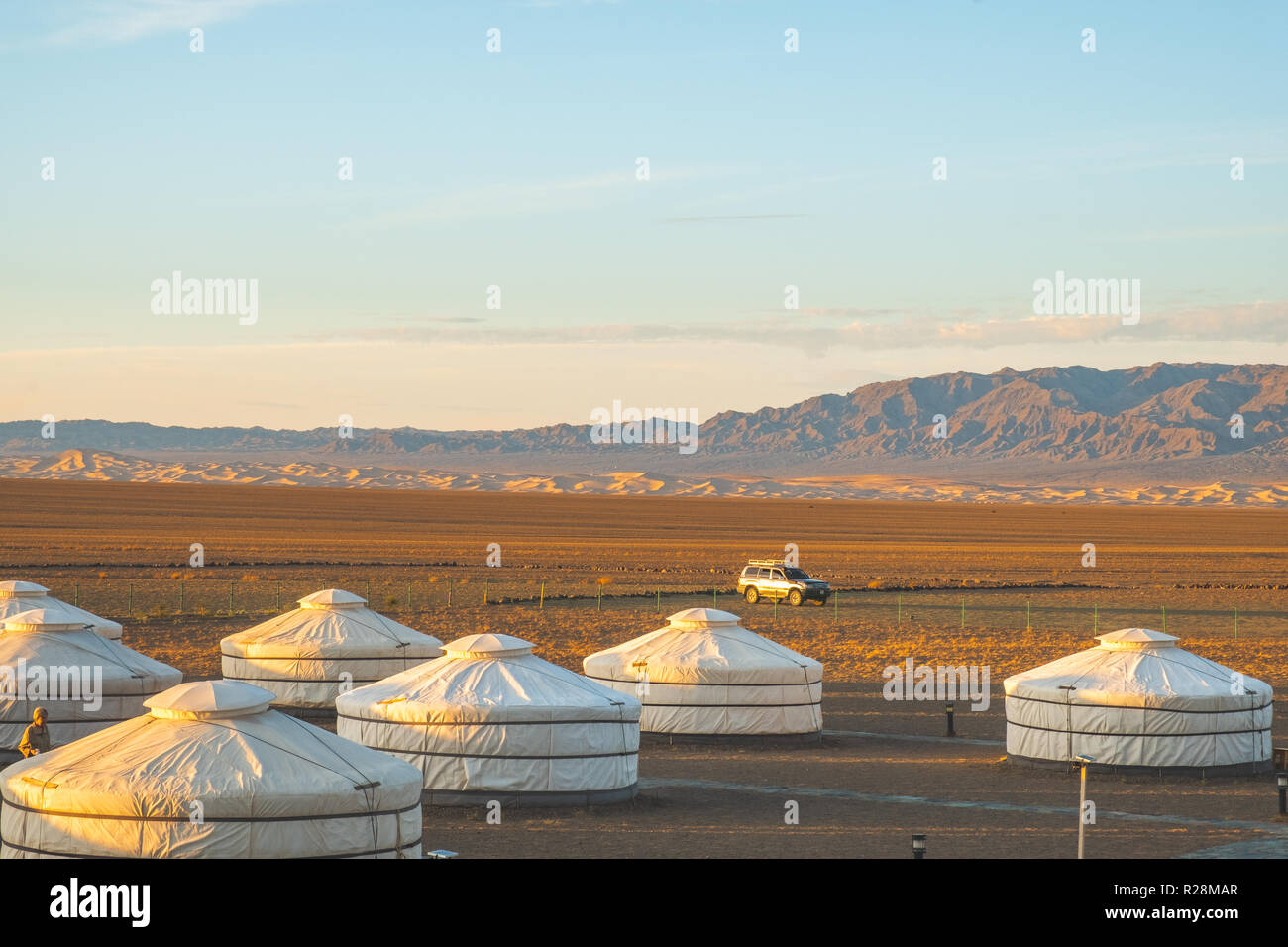 Por la mañana vista panorámica de las dunas de arena de Khongoryn Els un turista ger camp en el desierto de Gobi. Foto de stock