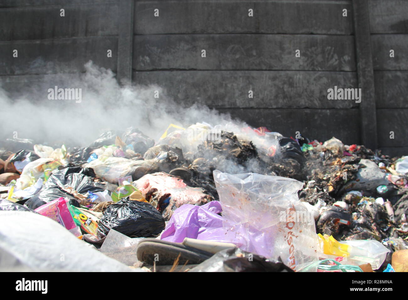 Crisis de contaminación de plástico. Los residuos plásticos en el vertedero de basura de Citarum River Side, Bandung, Indonesia. Foto de stock