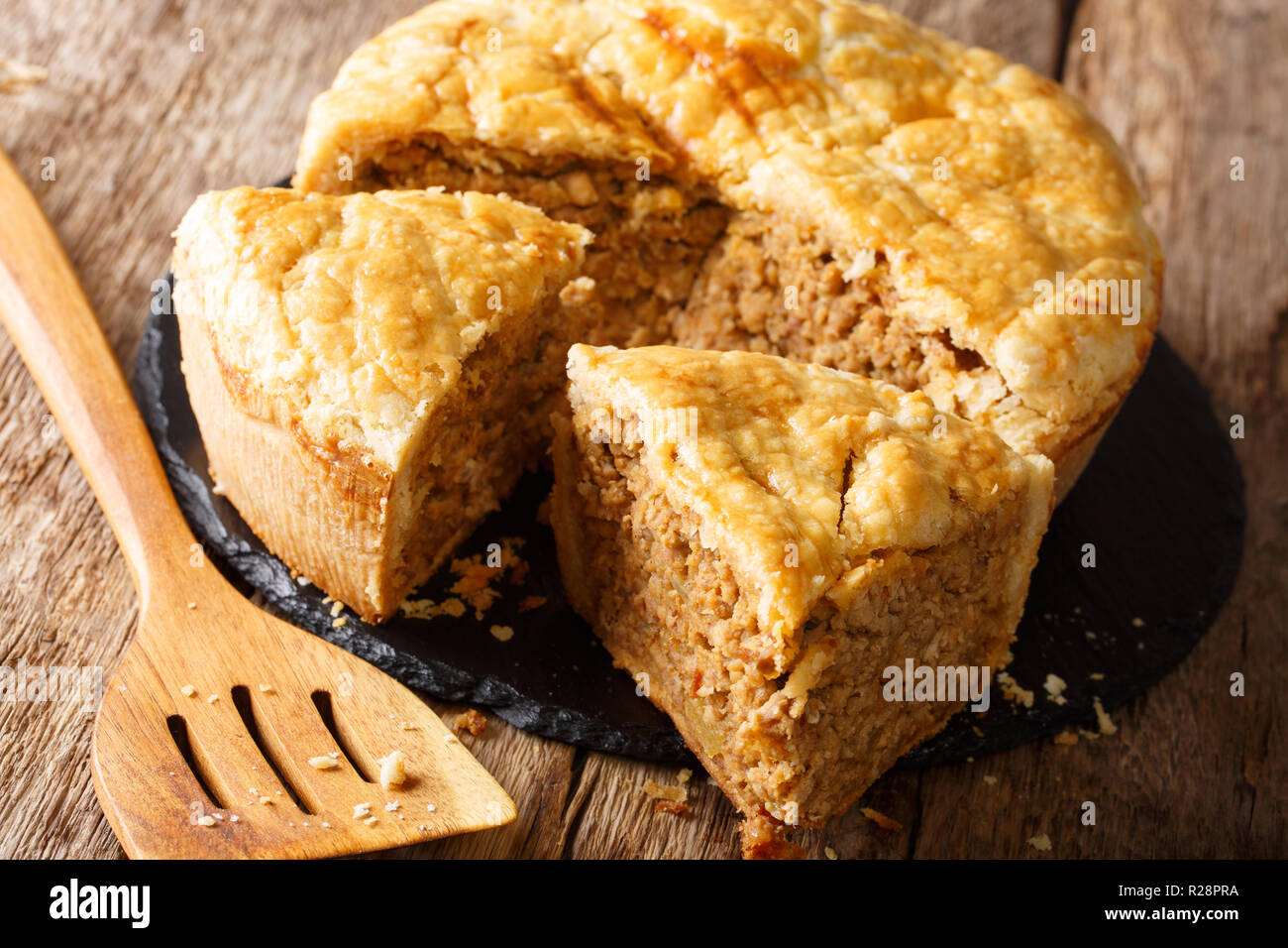 Pastel de Carne Francés-canadiense Tourtiere cerca en la tabla. Horizontal Foto de stock