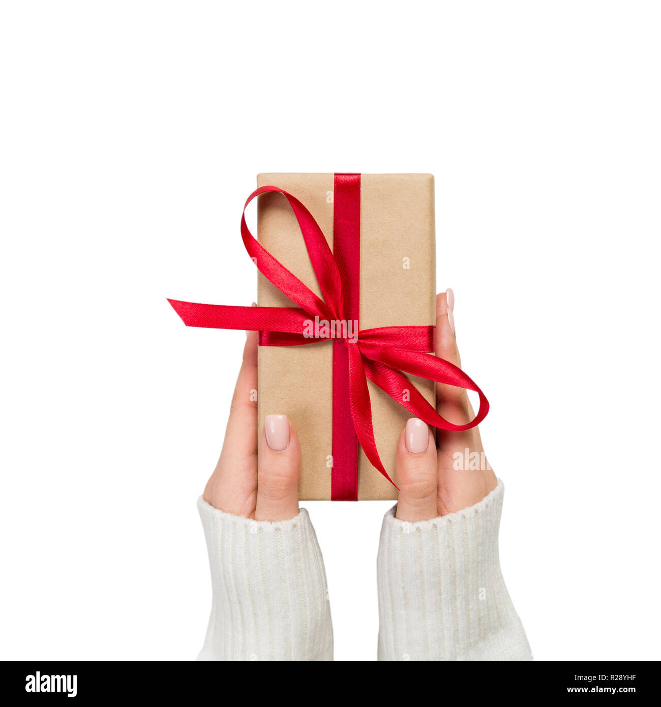 Mujer manos sosteniendo en envoltorio de regalo y decorado con lazo rojo  aislado en blanco Fotografía de stock - Alamy