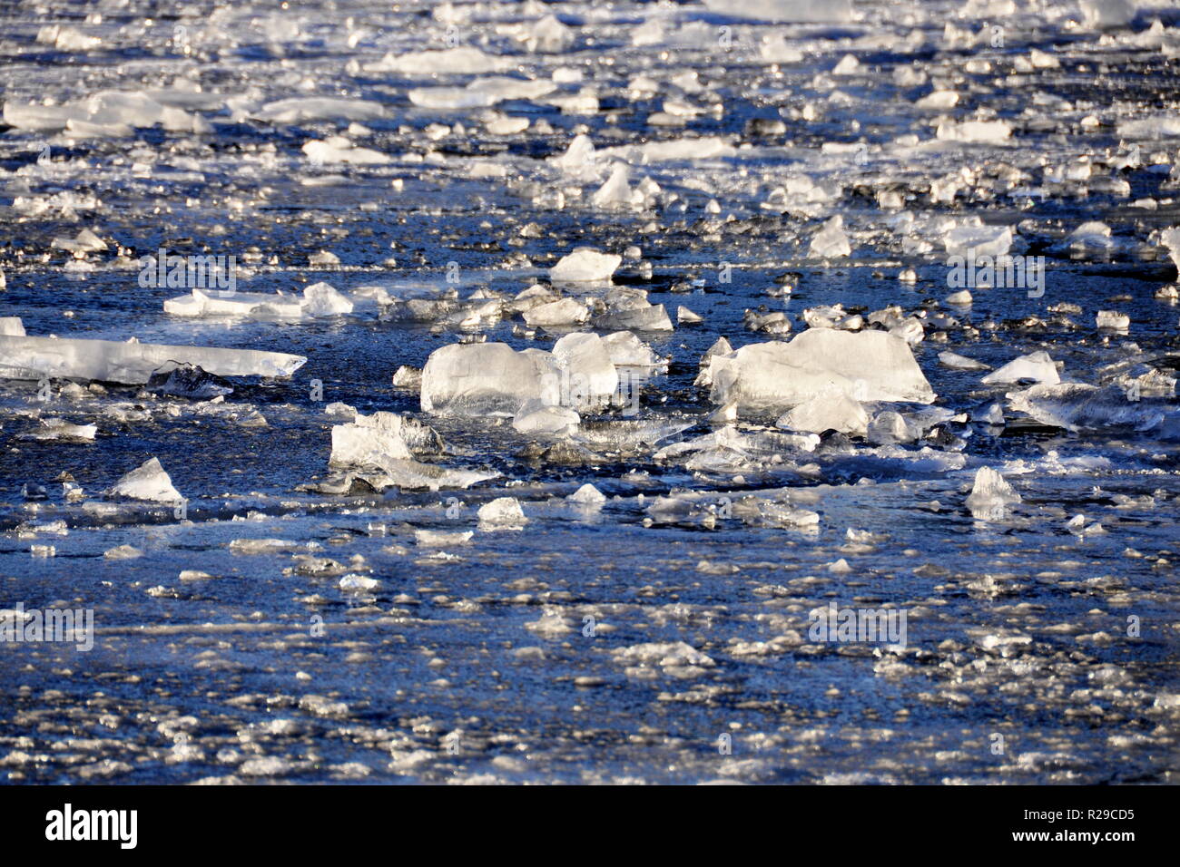 El hielo a la deriva en un lago Foto de stock