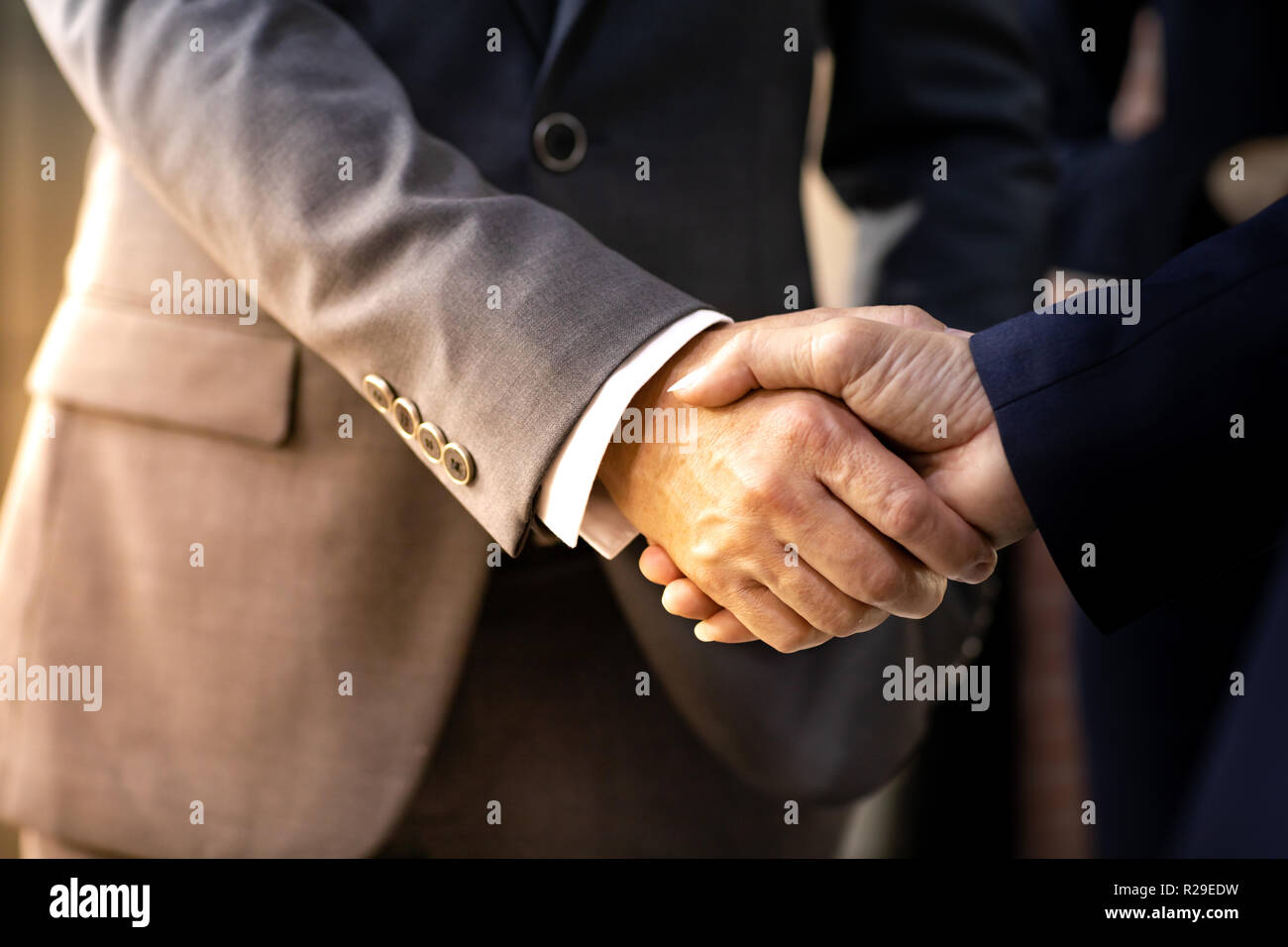 Apretón de manos para un negocio de fusiones y adquisiciones empresariales Closeup Foto de stock