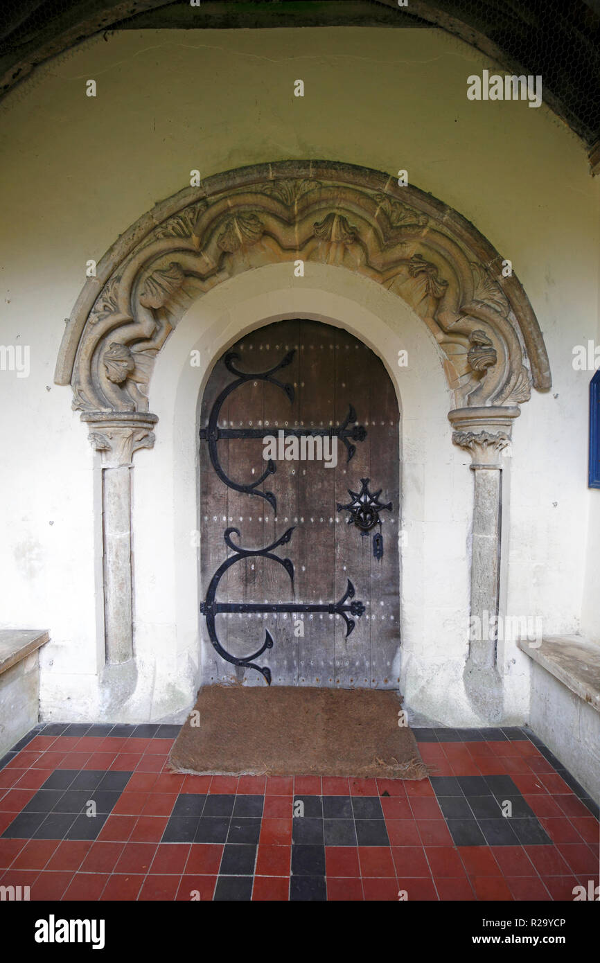 Rejas elaboradas bisagras en la puerta de entrada de San Nicolás de Myra,  Ozleworth. Iglesia en Gloucestershire. En el Reino Unido. Cerca del parque  de Newark Fotografía de stock - Alamy
