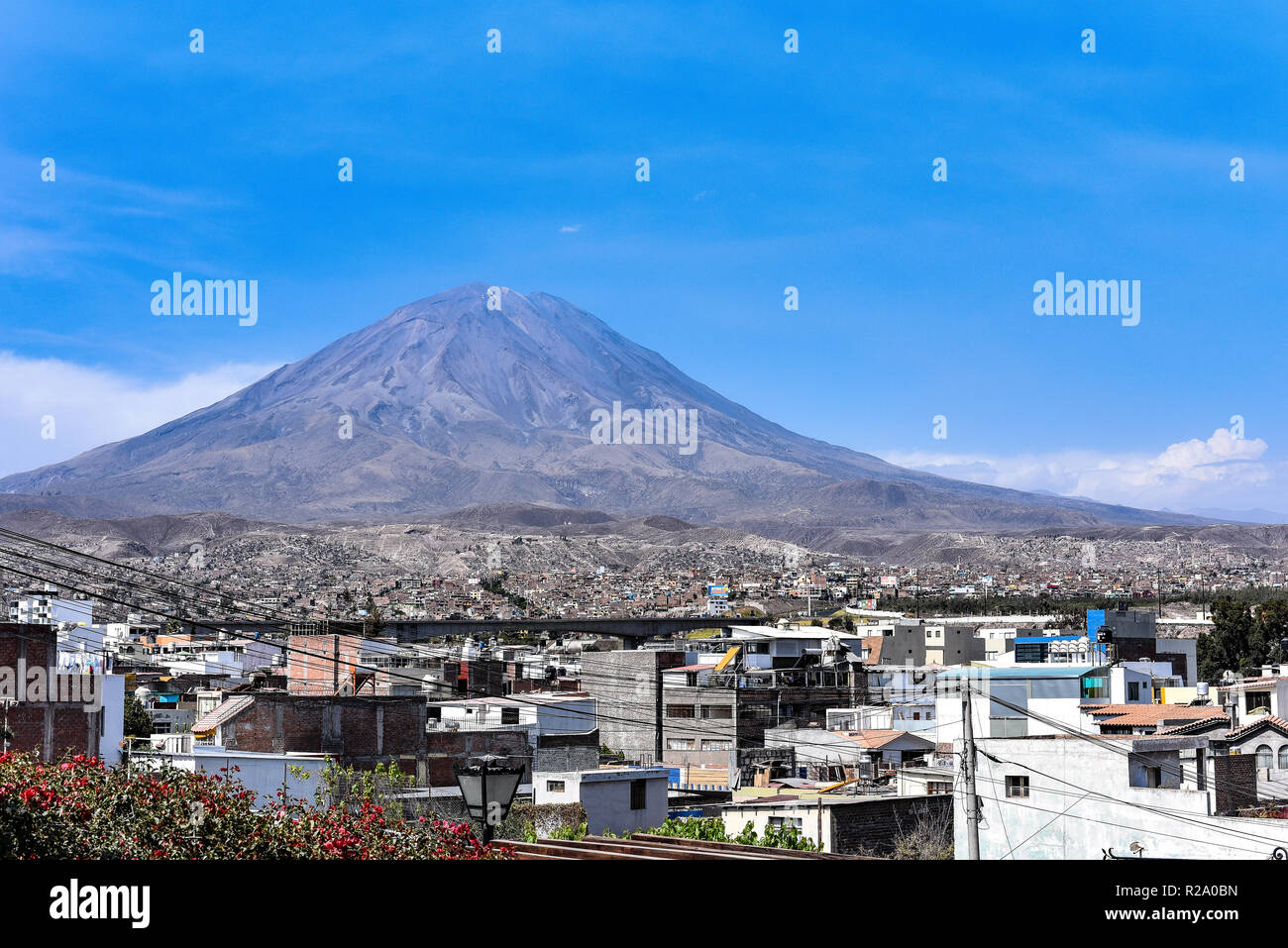 Vista del volcán Misti desde el Mirador de Yanahuara, Arequipa, Perú Foto de stock