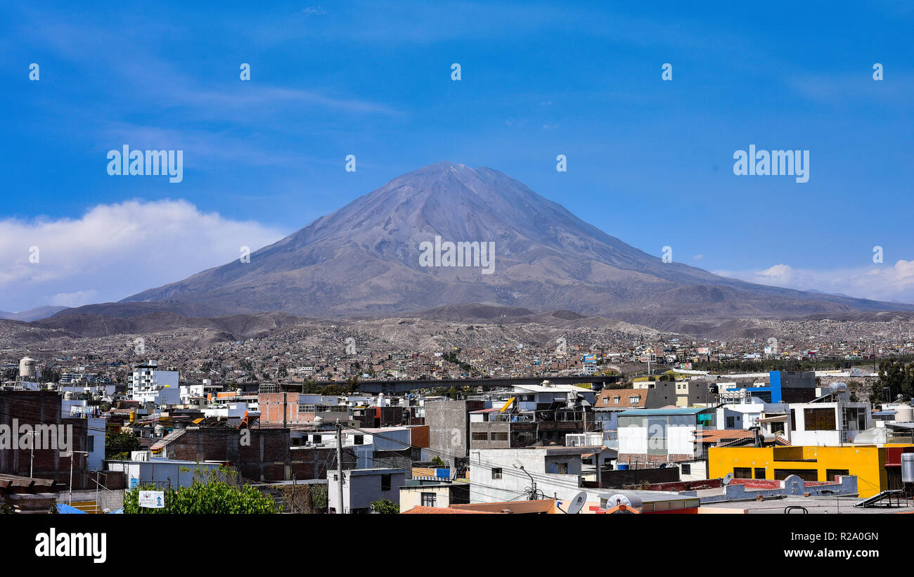 Vista del volcán Misti desde el Mirador de Yanahuara, Arequipa, Perú Foto de stock