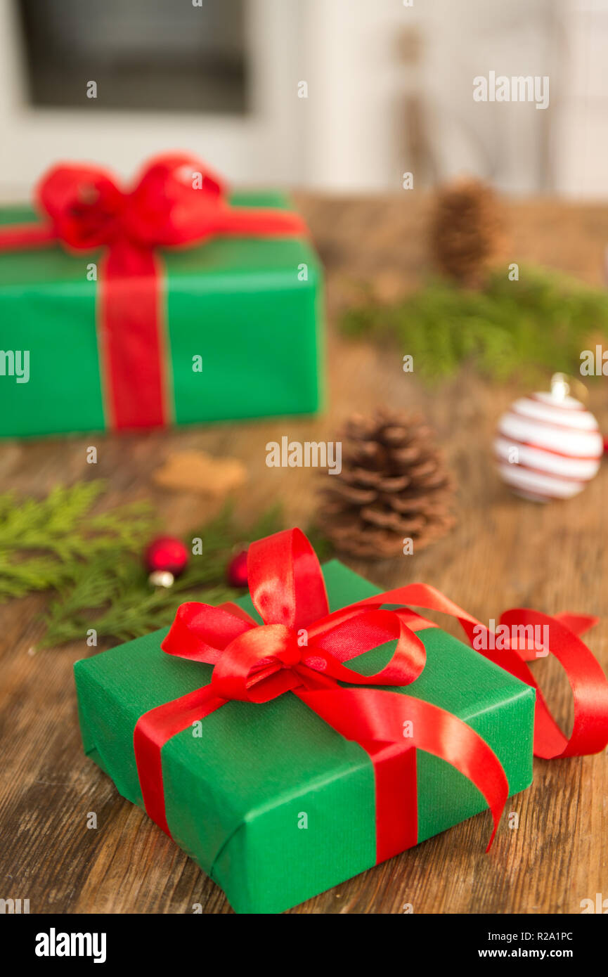 Bricolaje de envoltura de regalos. Bonitos regalos de navidad con lazo rojo  sobre mesa de madera rústica. Estación de envoltura de regalos navideños  Fotografía de stock - Alamy