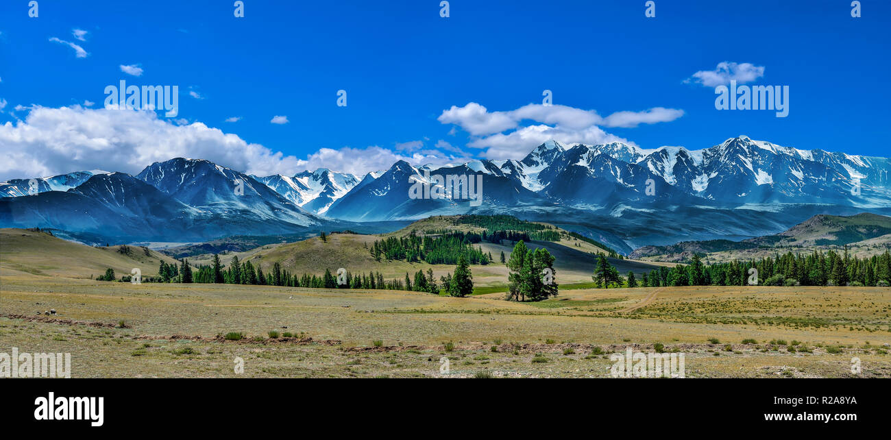 O rango Severo-Chuiskii North-Chuya ridge - La cadena de las montañas en la República de Altai, Rusia - Verano de paisaje de montaña con Chuya estepa en primer plano Foto de stock