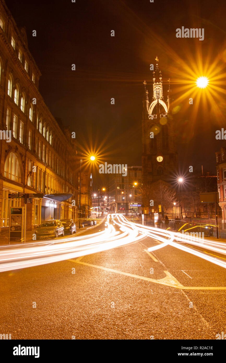 Newcastle/Inglaterra -10 de febrero de 2014: Newcastle upon Tyne en noche alquiler de estelas de luz la Catedral de San Nicolás Foto de stock