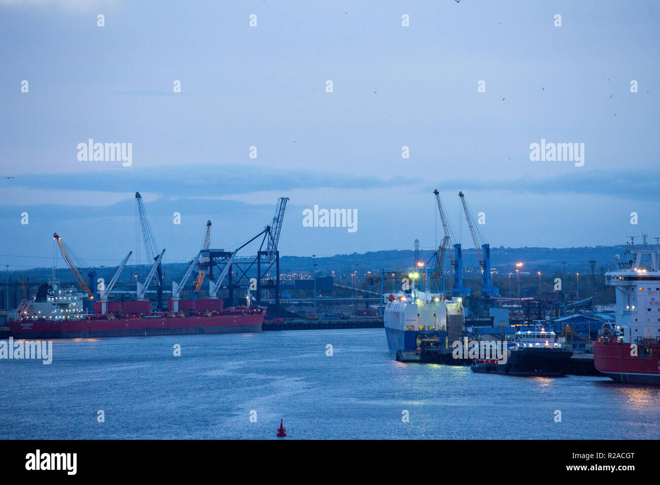 South Shields docks en la noche. Los barcos atracados en el puerto grande Foto de stock