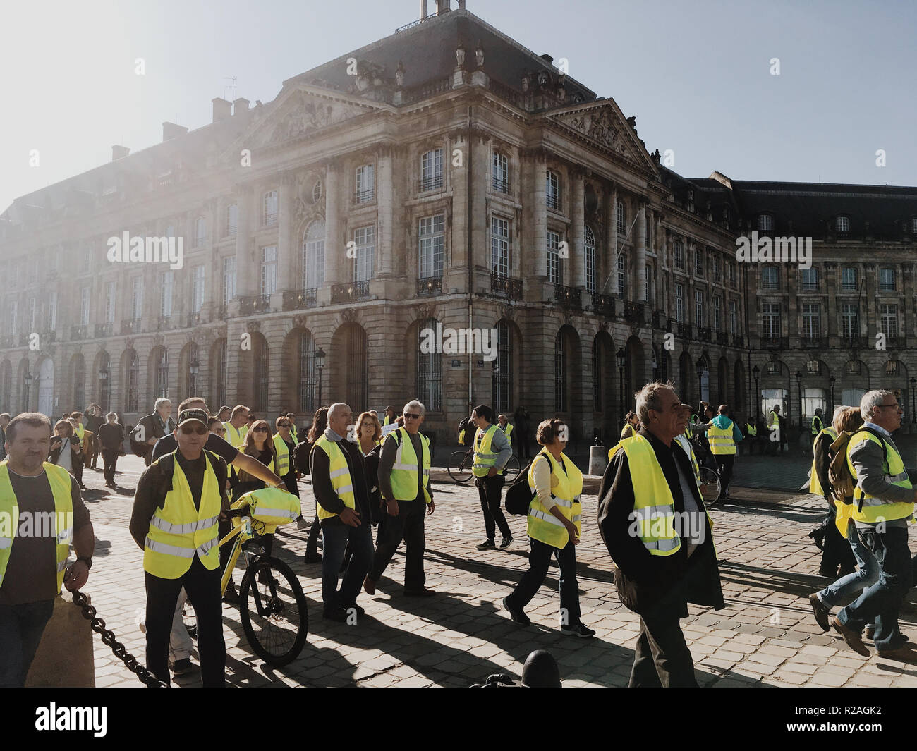 Burdeos, Francia - 17 de noviembre de 2018: manifestación chalecos amarillos  en contra de aumentar los impuestos sobre la gasolina y el diesel presentó  el Gobierno de Francia: Crédito sportpoint/Alamy Live News