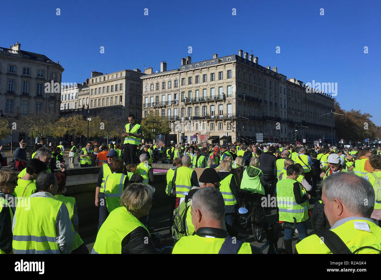 Burdeos, Francia - 17 de noviembre de 2018: manifestación chalecos amarillos en contra de aumentar los impuestos sobre la gasolina y el diesel presentó el Gobierno de Francia: Crédito sportpoint/Alamy Live News Foto de stock