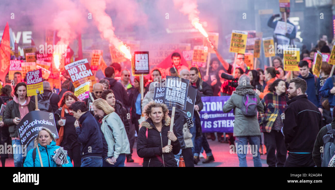 Londres, Reino Unido. 17 Nov, 2018. Miles de personas marcharon por el centro de Londres en una manifestación contra el racismo y el fascismo organizado por levantarse al racismo y a unirse contra el fascismo, el Crédito: David Rowe/Alamy Live News Foto de stock